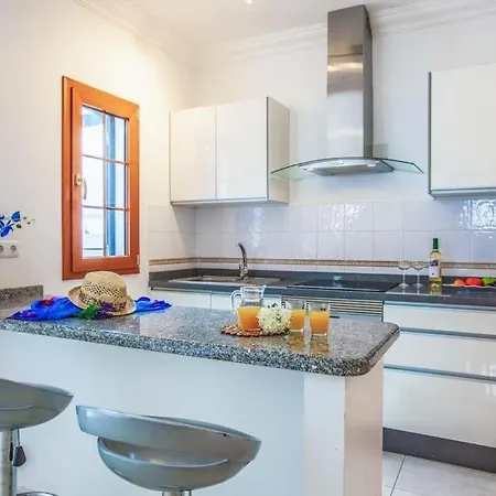 Puerto Del Carmen Sleeps 6 With Pool Air Con&wifi Puerto del Carmen (Lanzarote)