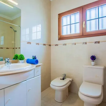 Villa Puerto Del Carmen Sleeps 6 With Pool Air Con&wifi Puerto del Carmen (Lanzarote)